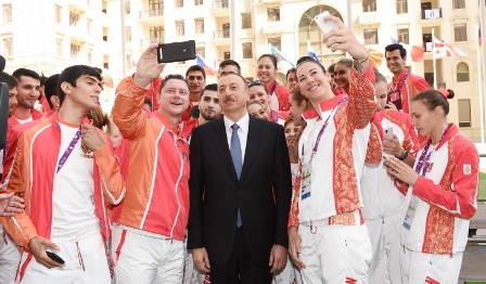 İlham Əliyevin idmançılarla `selfiesi` - Fotolar